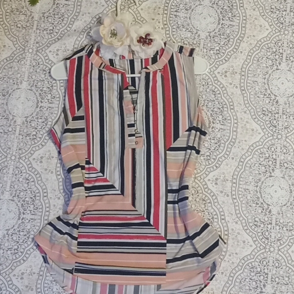 CUTE V-cut patterned blouse - Picture 1 of 14